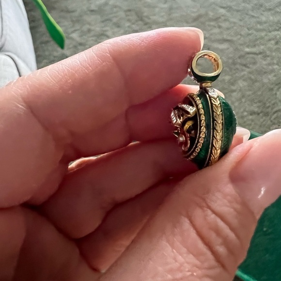 Stunning bee on the flower egg pendant - Picture 6 of 7